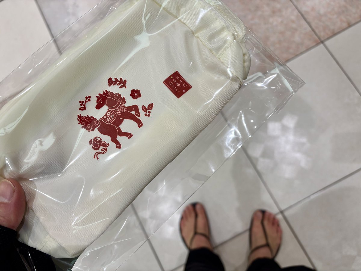 kenamipara's tweet photo. 雪だ！やっぽい！と勢い勇んで走り出したものの、思いのほか雪が降りまあまあ寒い。最後の謎解きで藤森神社へ行って京都駅にて景品ゲット。12キロほど。 https://t.co/UGWtdIGCzz