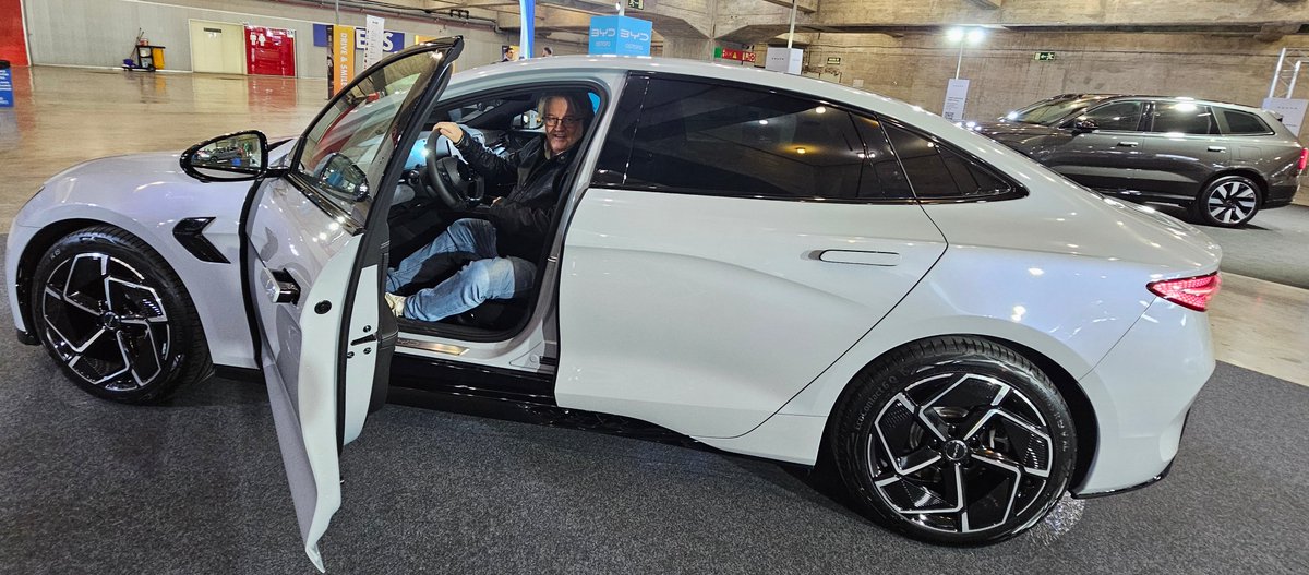 JoseMaGarciaSua's tweet photo. ¿Y si el “coche chino” ya no fuera una moda… sino el nuevo precio de referencia en España? #eCarShow
En 2025, las marcas chinas ya rozan el 12% de las matriculaciones (si cuentas también “europeas” con dueño chino). Y no es ruido: 106.986 unidades, +125% en un año.
El MG ZS fue 3º más vendido (23.731), por delante de muchos “de toda la vida”.
Pero el dato incómodo está en el después: a 3 años, su valor residual ronda el 60,7% vs 65,5% (generalistas) y 68,3% (premium). Precio de entrada bajo… y coste de salida más alto.
Con el Plan Auto+ (hasta 4.500€) hay una lectura clave: 1.125€ dependen de producción en Europa, y algunas marcas ya dicen que lo compensarán.
Si hoy compras, yo miraría esto:
■ Red de servicio y plazos de piezas
■ Garantía real (batería y tren motriz)
■ Valor de reventa y mercado de segunda mano
Pregunta seria: ¿Europa debe competir bajando precios… o subiendo propuesta de valor?
Si te sirve, guárdalo. Y cuéntame: ¿qué te haría confiar (o desconfiar) de una marca china?
