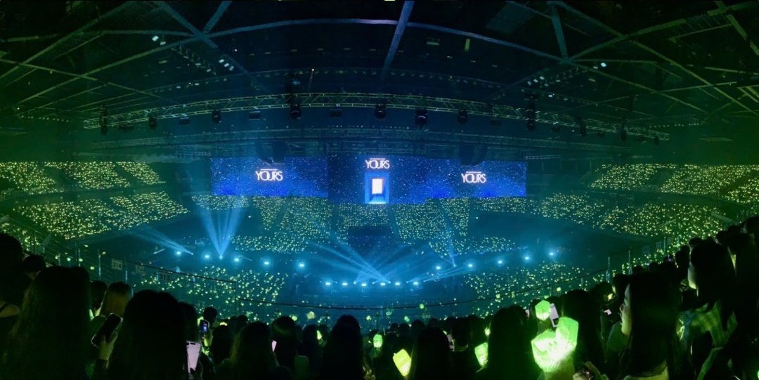 AboutDoyoung21's tweet photo. DOYOUNG’s concert YOURS at Inspire Arena, with 33,000 attendees, is the 2nd largest concert ever held at Inspire.

He broke this record just 2 years after his solo debut, even during Chuseok. He became the 3rd solo artist to perform there and the 1st soloist to do a 360° layout. https://t.co/VGjT6zDZfN
