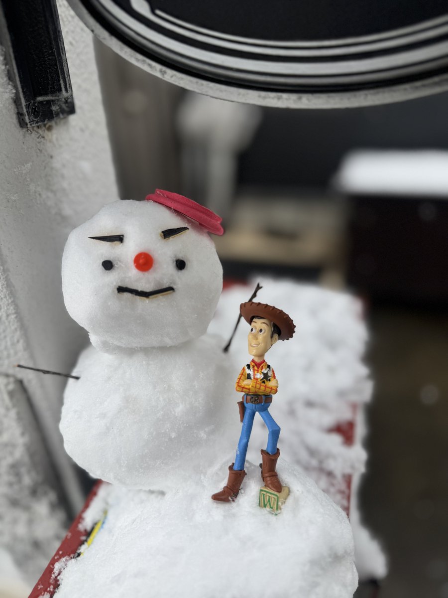 y_xmql's tweet photo. ひとりで雪だるま作ってたらぱぱがパーツ作ってくれてて進化した⛄️笑 https://t.co/GwCfLqjvQi