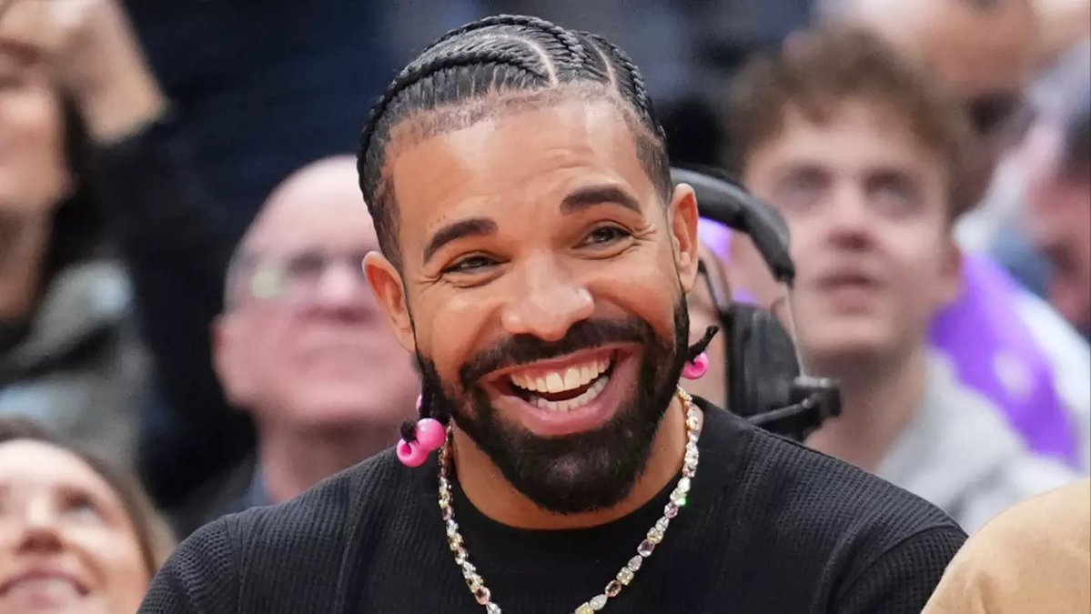 remarks's tweet image. JUST IN: Drake places $1,000,000 bet on the Patriots to win the Super Bowl.