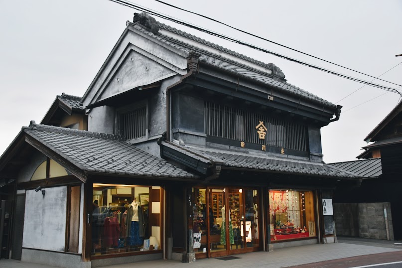 文化財の呉服店！流山本町・新川屋 鬼瓦の恵比寿・大黒天様に迎えられ