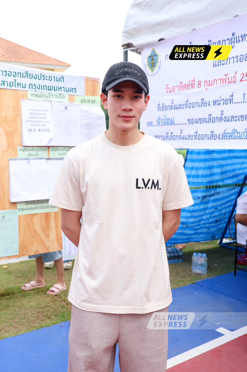 ALLNewsEXPRESS1's tweet photo. #Fourthnattawat อีกหนึ่งหนุ่มที่อยากเห็นประเทศไทยเปลี่ยนแปลง!! “โฟร์ท ณัฐวรรธน์” ควงแม่ปุ๋ย เข้าคูหาเลือกตั้ง ใช้สิทธิ์ใช้เสียงในฐานะประชาชนคนไทย พร้อมกับเชิญชวนคนไทยทุกคนออกมาใช้สิทธิของตัวเอง

#เลือกตั้ง69 #ประชามติ69 https://t.co/nwVjDQCWQC
