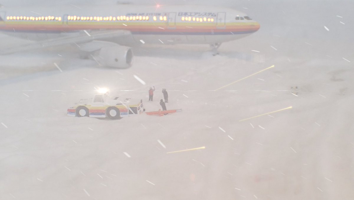 雪ですねぇ
やっぱり雪景色が映えるのはJASのレインボー

#日本エアシステム
#JAS
#ジタク・オヘヤ空港
#空港ジオラマ