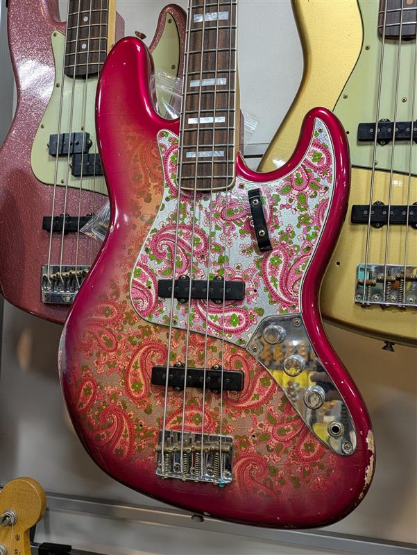 1484shibuya's tweet image. Fender Custom Shop / Limited Edition Jazz Bass Relic Pink Paisley

Pink Paisleyとレリックの組み合わせ!!
ぜひ動画で質感をご確認ください!!
#FenderCustomShop #Bass