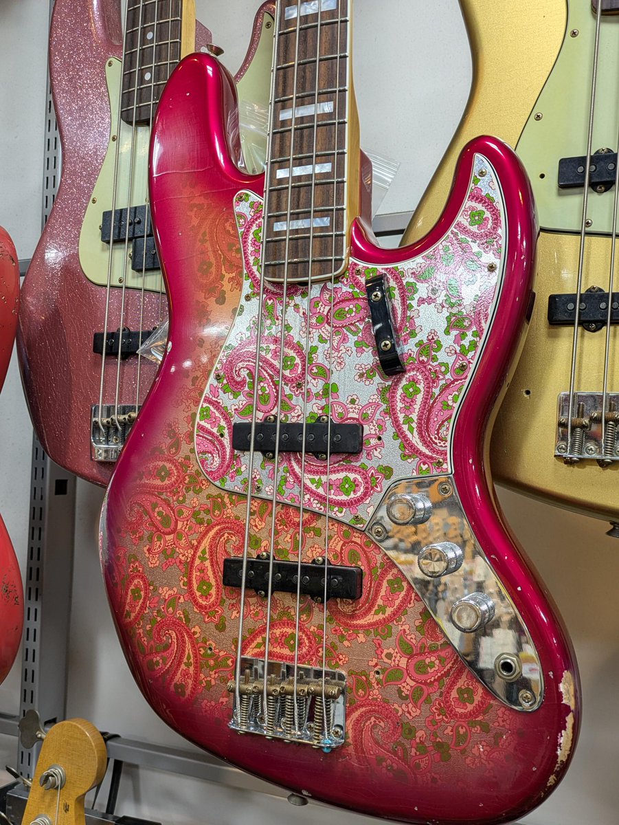 1484shibuya's tweet image. Fender Custom Shop / Limited Edition Jazz Bass Relic Pink Paisley

Pink Paisleyとレリックの組み合わせ!!
ぜひ動画で質感をご確認ください!!
#FenderCustomShop #Bass