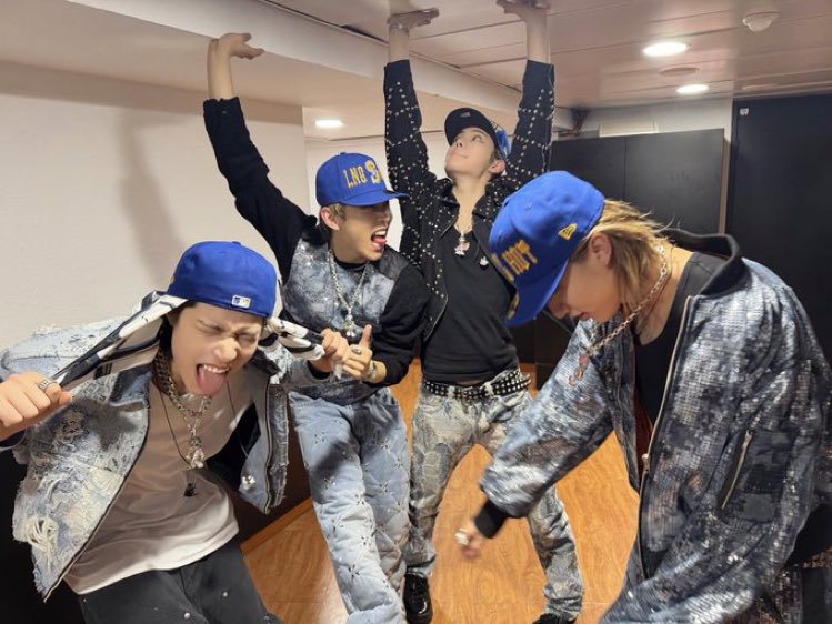 zeropaperzero's tweet photo. love their silly energy https://t.co/ZyyD9oca9X