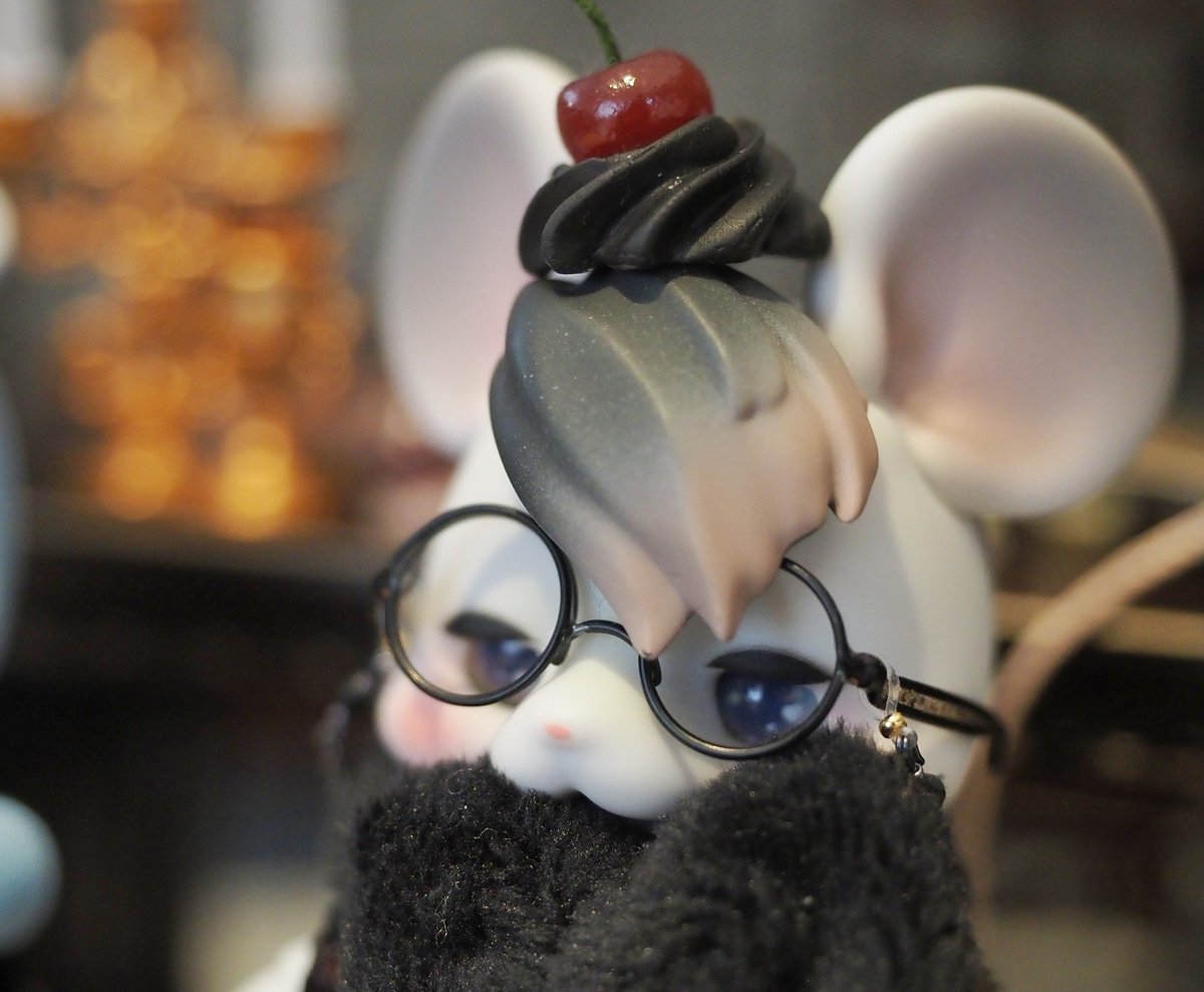 学園の秀才🐭☪︎ᜊ⍤⃝ᜊ⸒⸒✝︎
「見てくれやはりボキは天才だ！！」

もふもふマフラーにマズルが埋まってて可愛い……

#kumukuku
#もんもんい
#ちょこぺた