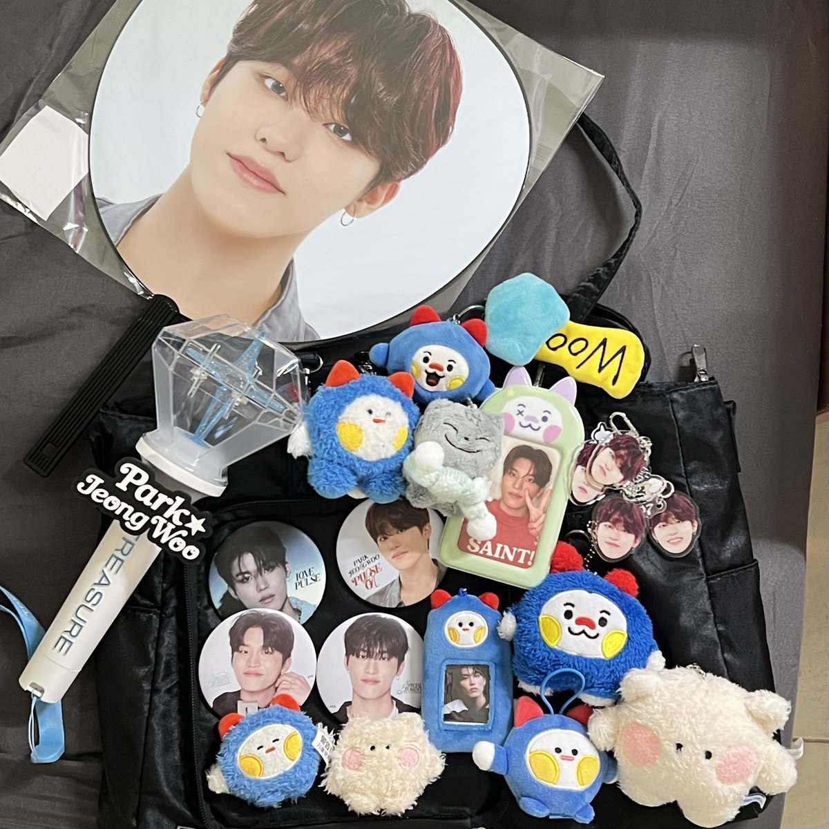 นี่จัดกระเป๋าติ่งก่อนกระเป๋าเสื้อผ้าด้วยซ้ำ อืมๆ