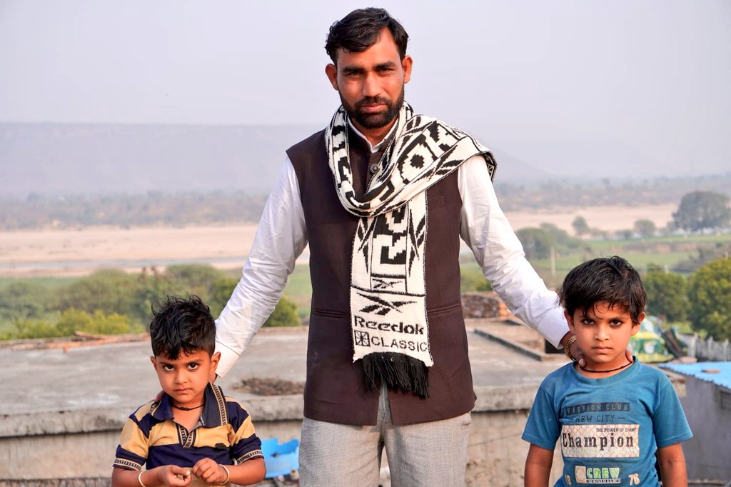मैं डूंगरी गांव पहुँच चुका हूँ। ये दोनों बच्चे इसी गांव के हैं। यहाँ पीछे पहाड़ के पास सरकार डूंगरी बाँध का निर्माण कराने जा रही है, जिसमें डूंगरी गांव समेत करौली–सवाई माधोपुर के सैकड़ों गांव डूबने की कगार पर खड़े हैं। डूंगरी गांव के लोगों ने मुझे बताया कि अगर सरकार इस बाँध का