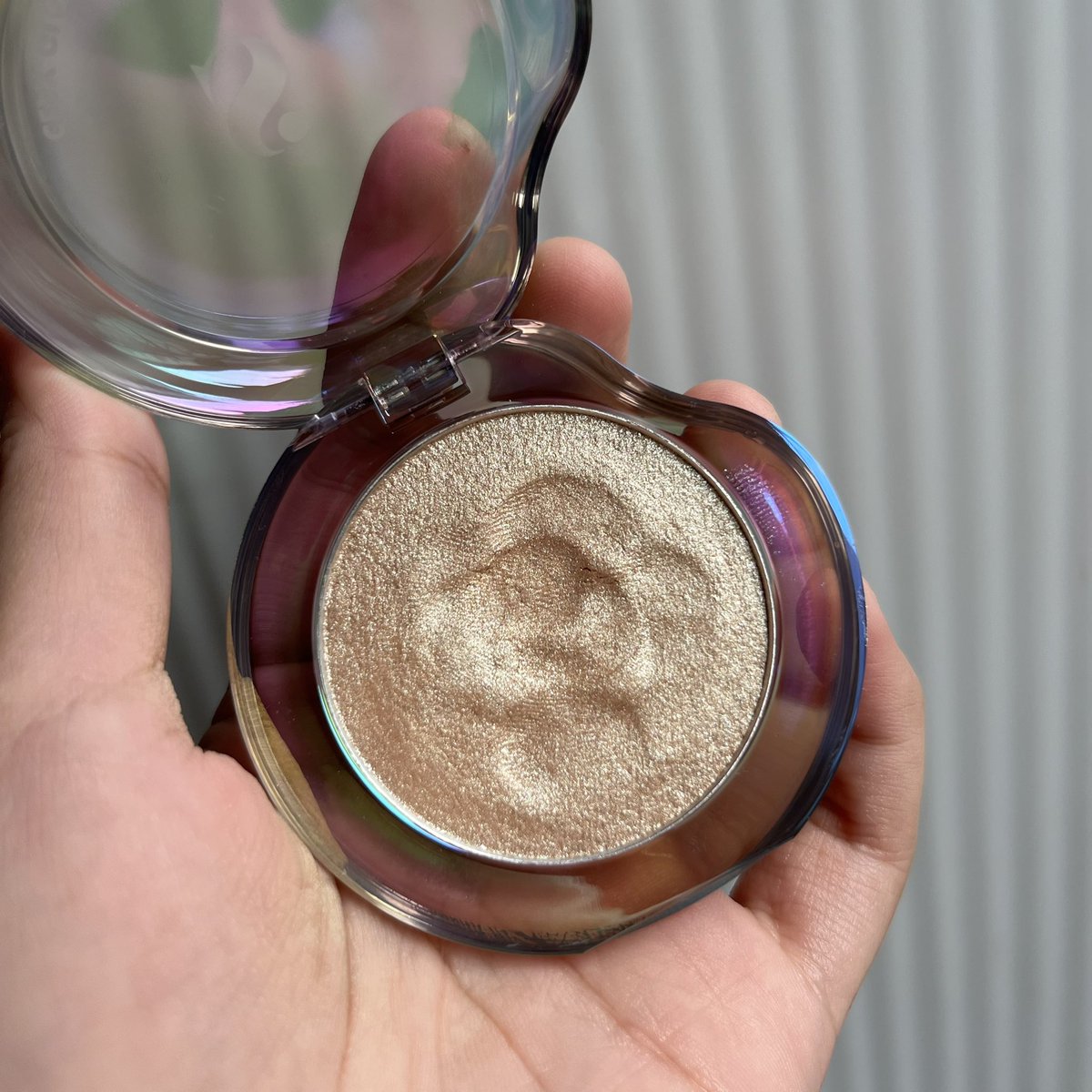 Jarang2 fomo beli make up lucu tapi kli ini langsung kepincut beli highlighter Somethinc yg teksturnya kayak clay ini + packagingnya cantik bgt??🥹🥹