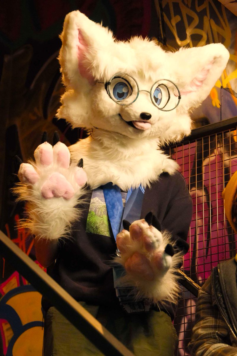 BEB00S's tweet photo. debuted my newly-made suit today at @FursNottingham !!

#furryfandom #fursuit https://t.co/8WuIVoeyyP