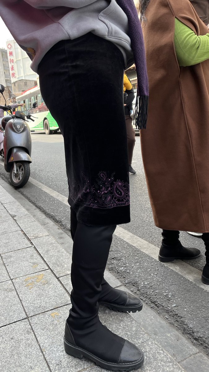 FSJianKen's tweet photo. 街拍长靴2
#ブーツ #ロングブーツ #ブーツフェチ #boots
#长靴 #长筒靴 #过膝靴 #靴控 #恋靴 #靴女 #街拍 #马靴 #骑士靴 #偷拍 https://t.co/TcVd6fL7Ai