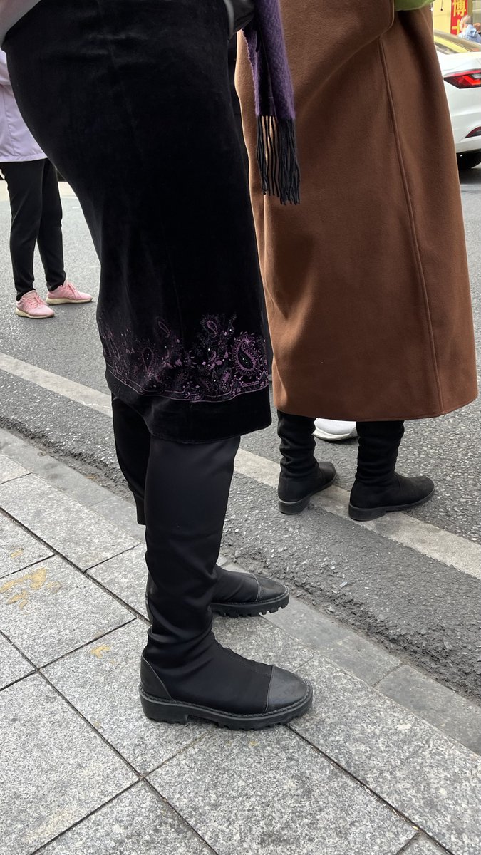 FSJianKen's tweet photo. 街拍长靴2
#ブーツ #ロングブーツ #ブーツフェチ #boots
#长靴 #长筒靴 #过膝靴 #靴控 #恋靴 #靴女 #街拍 #马靴 #骑士靴 #偷拍 https://t.co/TcVd6fL7Ai