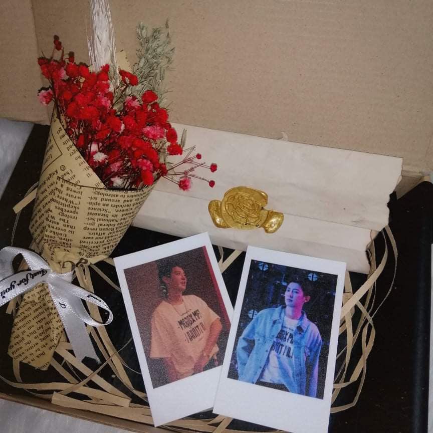 lorisweets_'s tweet photo. Valentine's Gift Set! 💝

for as low as 200 pesos, you'll get mini dried flower boquet, vintage hand-written letter and two polaroid-inspired photos! 🥰

Get yours now! 🫶

We're accepting orders until Feb 12 (j&amp;t mod) and until Feb 14 (sdd mod around mnl). 💌 https://t.co/li5y60qa2t