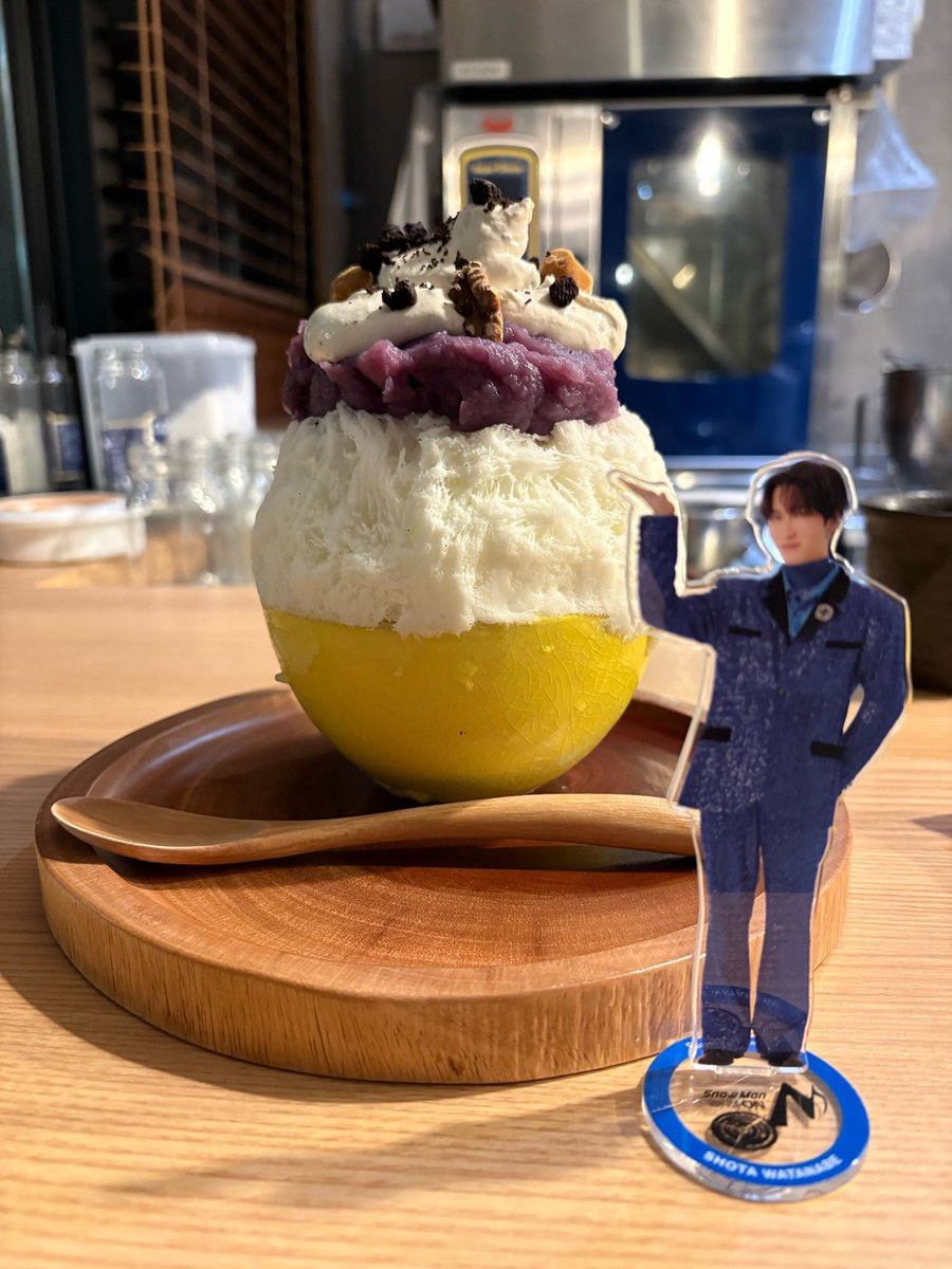 daizylapi's tweet image. 仕事帰りかき氷活動

紫芋のペーストが濃厚でおいしい！ 
ローストしたナッツの歯応えが、かき氷というほぼ咀嚼する必要のない中で新鮮かつ香ばしくてうれしい。ショコラクッキーもよきアクセント。
中に潜んでいるコーヒーパンナコッタもめちゃくちゃ好みの味で、最初から最後まで楽しかった♡