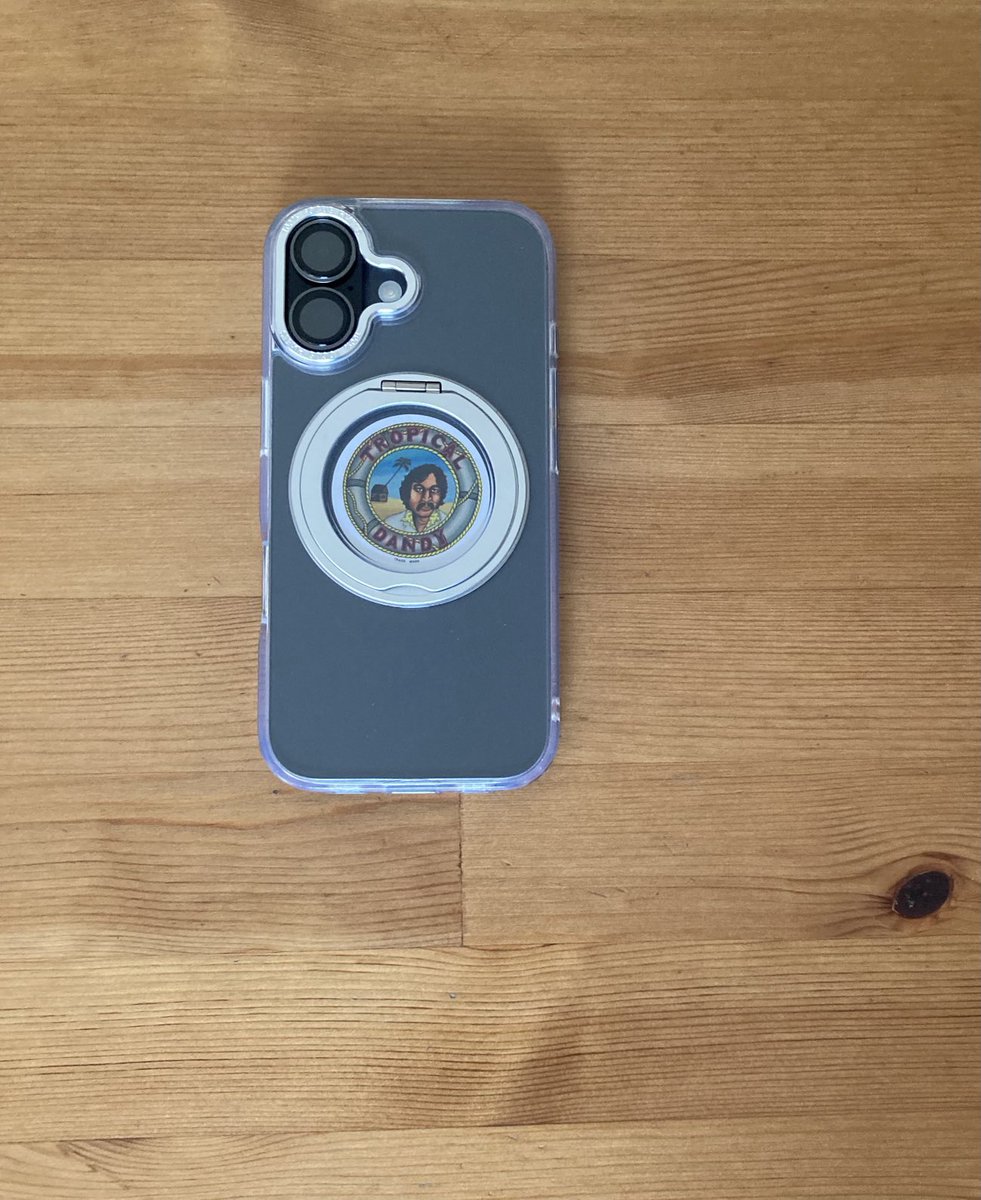 子供から大人までシール集めが流行ってるみたいですね。うちの人に見せてもらったシール帳が楽しそうなのて真似してスマホをデコってみました、