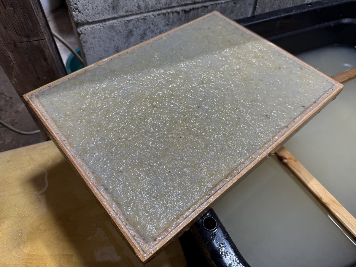 白の静寂に包まれた小屋の中で水の音だけが響きます。
#篠山紙　#篠山製紙所　#丹波篠山