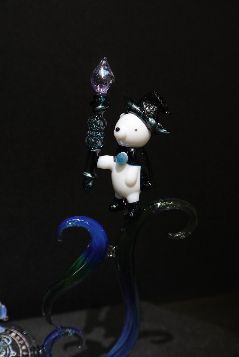 『でておいで、プチドラゴン』

paraglassとglass工房ココロイロのコラボ作品

paraglassにしろくま魔法使いをつくってもらいました。
プチドラゴンの下の魔法陣は1個目まさかのクラックがはいってしまって緊急で作り直しました。
土台のグラデーションもいい感じ！