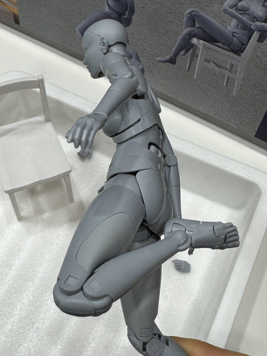 太ももの大部分が柔らかい素材で、膝の屈曲でふくらはぎがめり込む表現や、脚を組むポーズも再現できてました。