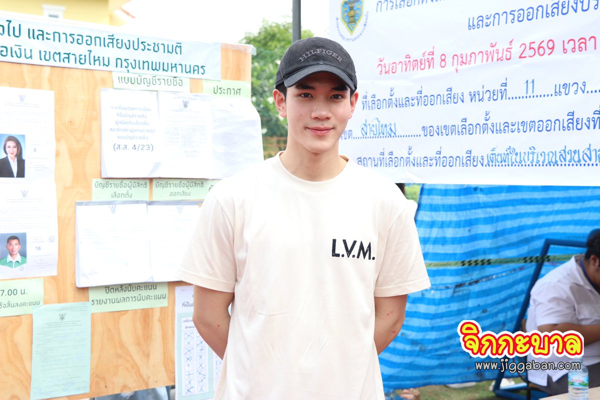 jiggaban_news's tweet photo. “โฟร์ท ณัฐวรรธน์” พาคุณแม่ และ น้องสาว
ออกมาใช้สิทธิเลือกตั้ง ตามหน้าที่พลเมือง
พร้อมเชิญชวนทุกคนอย่าลืมออกมาใช้สิทธิ์!!!

#เลือกตั้ง69 #ประชามติ69
#Fourthnattawat #โฟร์ทณัฐวรรธน์ https://t.co/pODeomFCyn