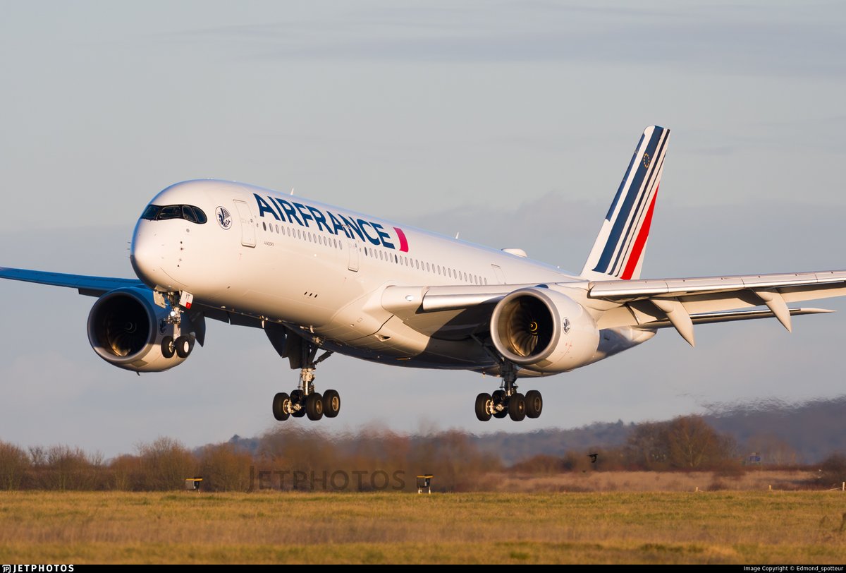 An Air France A350 landing in Paris. jetphotos.com/photo/11978202 © Edmond_spotteur