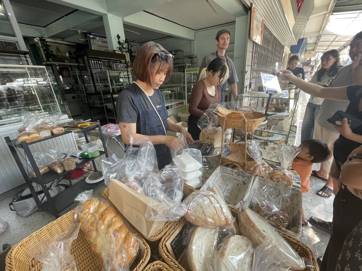 Likeview3's tweet image. #JOKOboutiquebakery 

ร้านอยู่แถวดอนแก้ว  แม่ริม  แต่!!!  วันอาทิตย์เช้า 9 โมง จะมาเปิดหน้าร้านตรงข้ามซาลาเปาวิกุล  มาปุ๊บ  คนรุมปั๊บ  มาเกือบ 10 โมง ของหมดหลายอย่างเลย

ขอลองก่อน  ว่า  อร่อยสมกับความอุปทานหมู่ไหม 😆✌🏼
