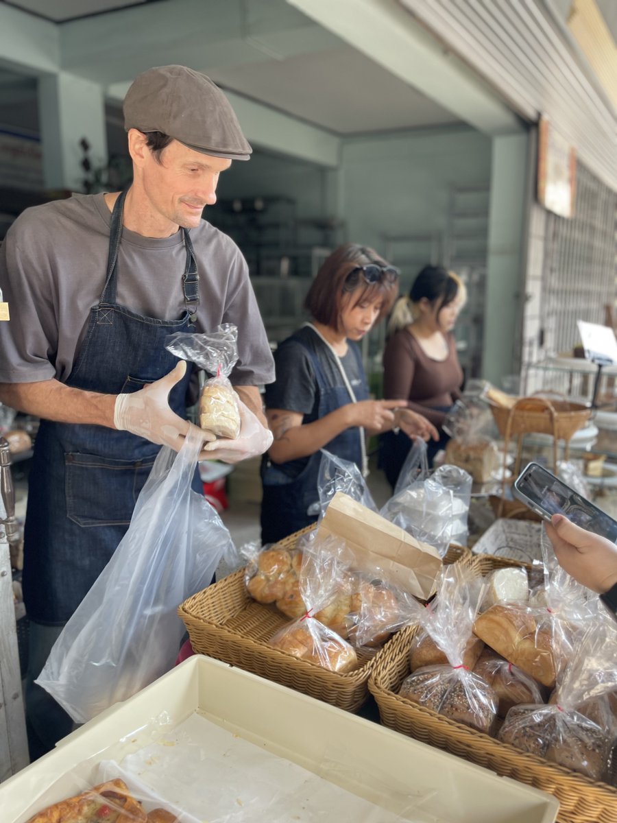 Likeview3's tweet image. #JOKOboutiquebakery 

ร้านอยู่แถวดอนแก้ว  แม่ริม  แต่!!!  วันอาทิตย์เช้า 9 โมง จะมาเปิดหน้าร้านตรงข้ามซาลาเปาวิกุล  มาปุ๊บ  คนรุมปั๊บ  มาเกือบ 10 โมง ของหมดหลายอย่างเลย

ขอลองก่อน  ว่า  อร่อยสมกับความอุปทานหมู่ไหม 😆✌🏼
