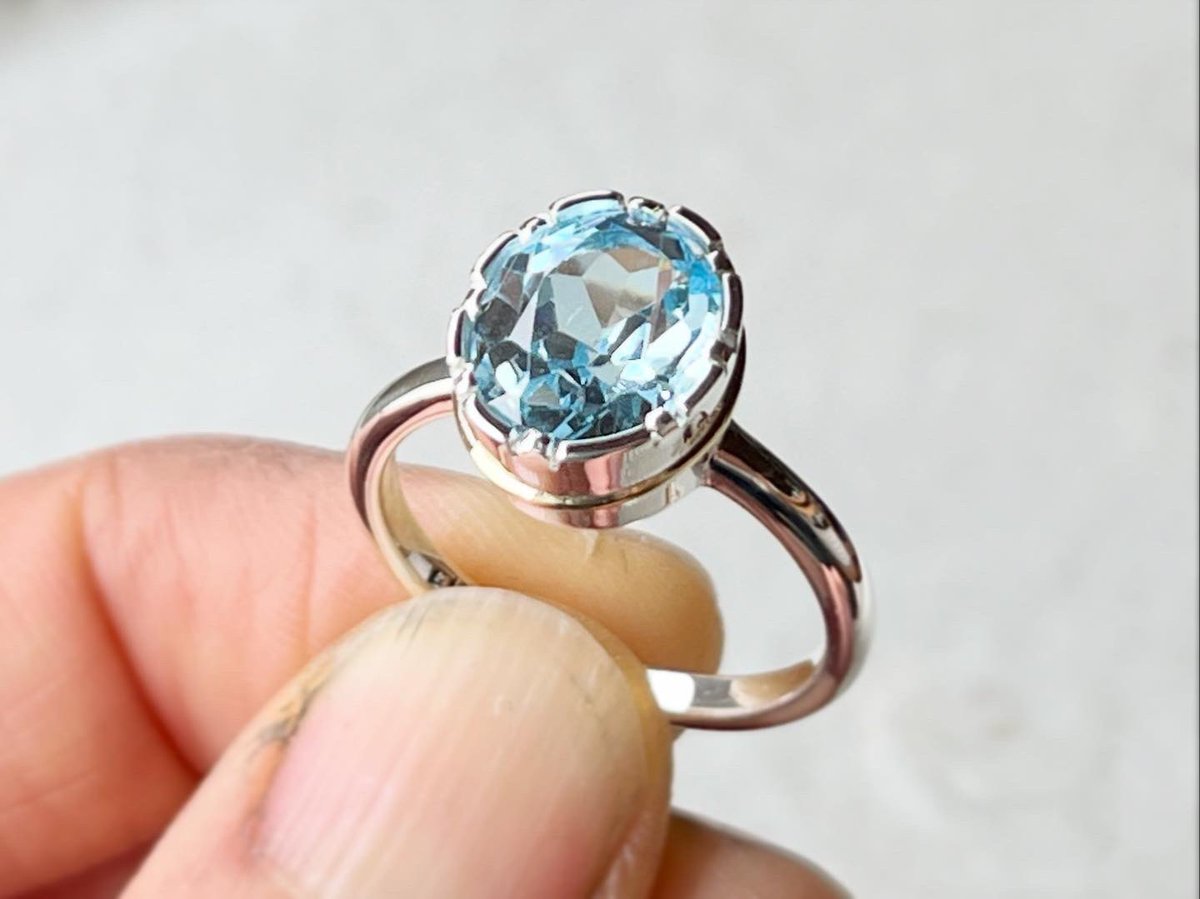 akjewelry0412's tweet photo. #ブルートパーズ #シルバーリング です。
石座にワンポイントで真鍮丸線を巻いてみました。
なんか風呂桶に似てるなと思っております。
そう思ったらブルー・トパーズが水に見えてきました。
#SV950
#彫金
#silver
#goldsmith
#bluetopaz
#jewelry https://t.co/LUaIryTXQH