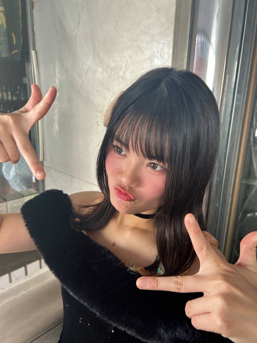 ふざけながら勉強頑張ってまつ🎀✍🏻 みのちゃんに撮られちゃった(៸៸