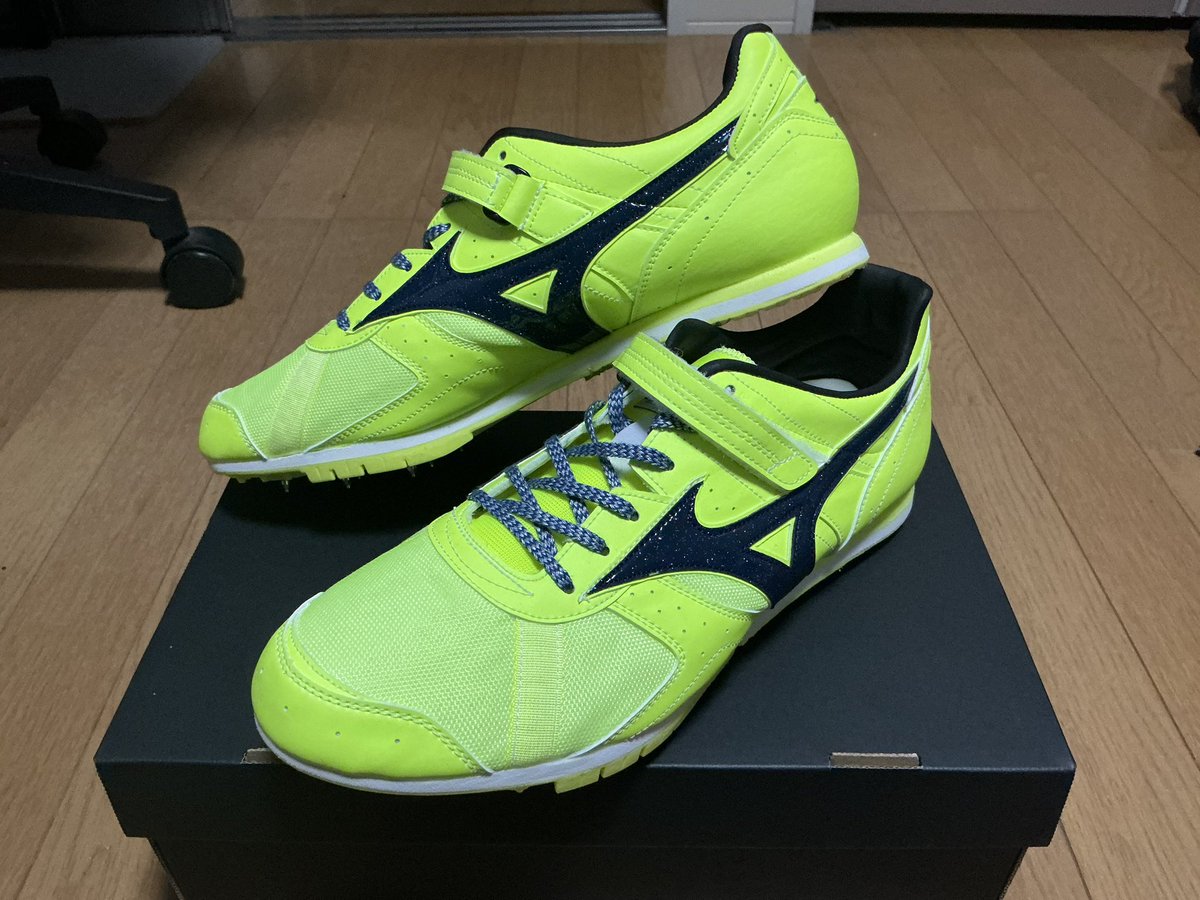 TJ_Kuro's tweet photo. 2026シーズンスパイク届きました
こんな大スランプのおっさんにも継続して作ってもらえるとは…ミズノさんにはもう頭上がりません

めっっっっっっっっちゃ蛍光黄色
でもよく見たらマット塗装っぽい蛍光
ミズノのマークは限りなく黒に近い紺色 https://t.co/pRsjxJr0jq