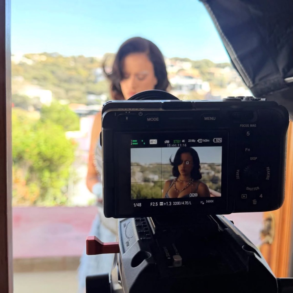 UpdatesGala's tweet image. ♛ | El video oficial de corazón de oro , se estrenará el próximo 25 de Febrero