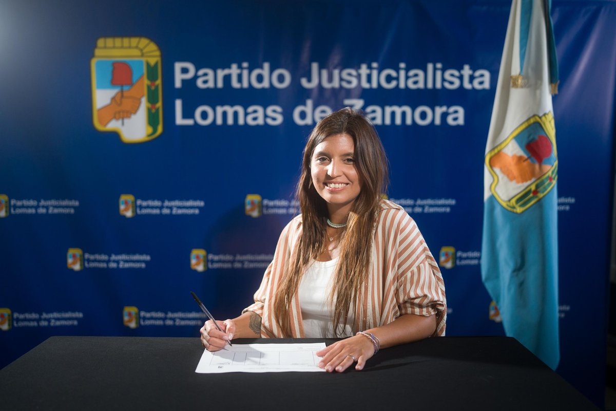 danyvilar's tweet photo. Peronismo: la pertenencia y permanencia más importante. Movimiento, comunión, escudo de nuestro pueblo trabajador. Recetas argentinas para los argentinos. 

Con muchísima responsabilidad y conciencia histórica, firmé mi candidatura para ser Presidenta del Partido Justicialista de Lomas de Zamora. Con la convicción intacta de que en el peronismo están las respuestas para salir de esta realidad que nos duele hasta los huesos. Con el compromiso de consolidar un espacio comunitario, formativo, donde nos encontremos para pensar qué modelo de gestión necesitamos. Un espacio donde todo aquel que se sienta peronista pueda aportar a la construcción de una actualización doctrinaria que resuelva los problemas de hoy, con el legado de Perón y Evita, de Néstor y Cristina, de quienes nos devolvieron la dignidad.  

Estamos asumiendo este compromiso con la responsabilidad de hacer del PJ un espacio de participación y contención real para la militancia, a nivel país con nuestra presidenta Cristina, con Axel en la Provincia, con Máximo en el Congreso, y en Lomas con un PJ que acompaña  a Fede construyendo el Gobierno de la Comunidad. Un Partido que esté a la altura de la gestión y una gestión que esté a la altura del Partido.

Felicitaciones a @acsantarelli compañero Vice, a Osvaldo Deglaue encabezando la lista de Congresales y a todos los compañeros y compañeras que conforman esta lista.

Mención aparte para mi compañero @fotermin orgullo lomense Vicepresidente del PJ bonaerense y faro de luz hacia un peronismo con futuro. 

Gracias siempre a Néstor y Cristina porque les debo básicamente todo. Gracias a mis compañeros de ayer, de hoy y de mañana por enseñarme todos los días. Gracias a Lomas que hoy me regala este día histórico.  

“La política no es para nosotros un fin sino el medio para el bien de la Patria, que es la felicidad de sus hijos y la grandeza nacional”. Acá estaremos 🫡