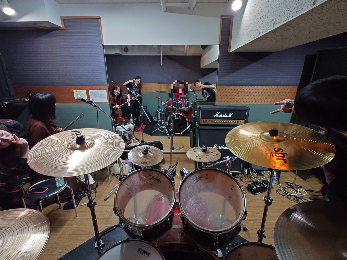 Sea_of_Colors's tweet photo. ＼ᐠ しおからリハでした🦑 ᐟ／

先日の新年初リハでは、4月18日に出演するライブのセトリが出揃いました。全曲通すと息も絶え絶え…本家の偉大さを改めて痛感です。次回のリハからベースのサポート・柚子胡椒さんが参戦してくれるので楽しみですね🍋
#UnluckyMorpheus #あんきも https://t.co/87Nine4SwE
