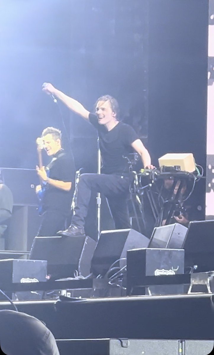 mcflymedeseja's tweet photo. a carinha de quem tava odiando tocar no brasil https://t.co/K299r2lXED