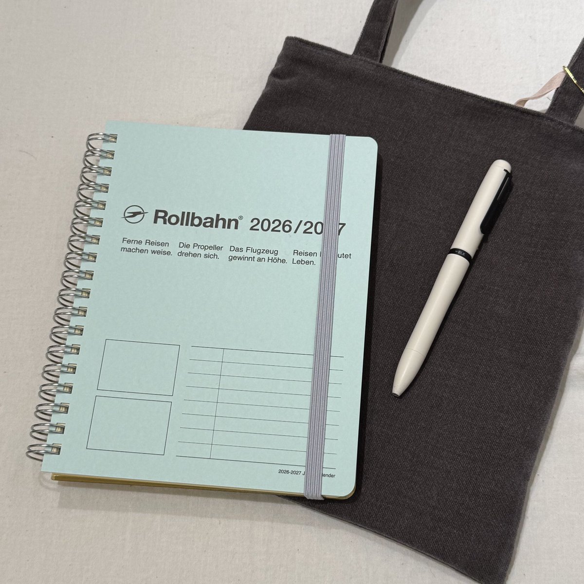 ロルバーン ダイアリー ルブリカ
少し懐かしい実用的な事務用品を思わせるデザイン。表紙にさりげない余白を残し、アレンジにも対応した1冊です。遊び心のあるカラーリングも魅力です。