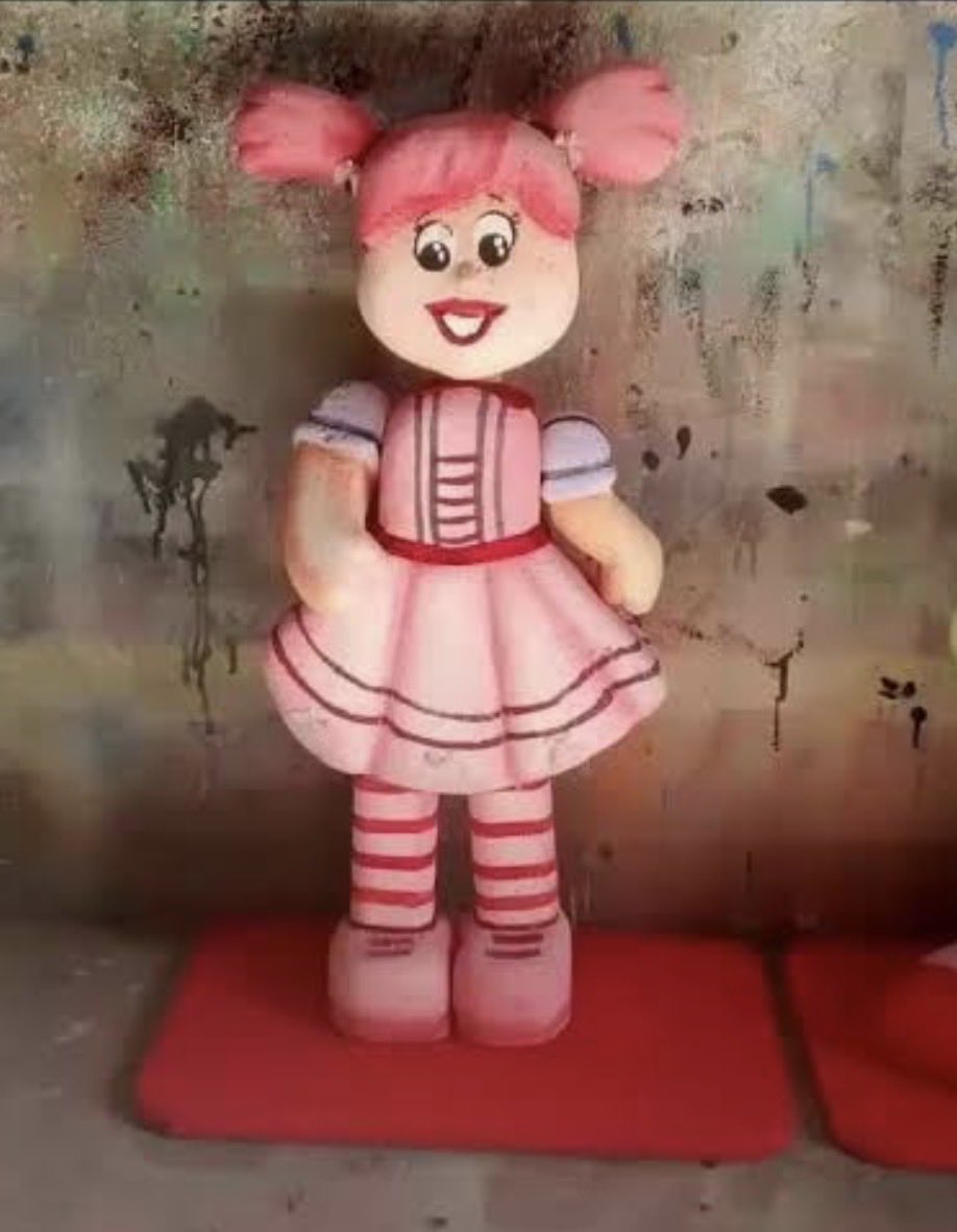 YuriMacdo2's tweet photo. Essa fantasia do @ClubeDoRemo com escultura de festa infantil dos anos 2000, ficou assim ⬇️ https://t.co/8KgJ9V70P8