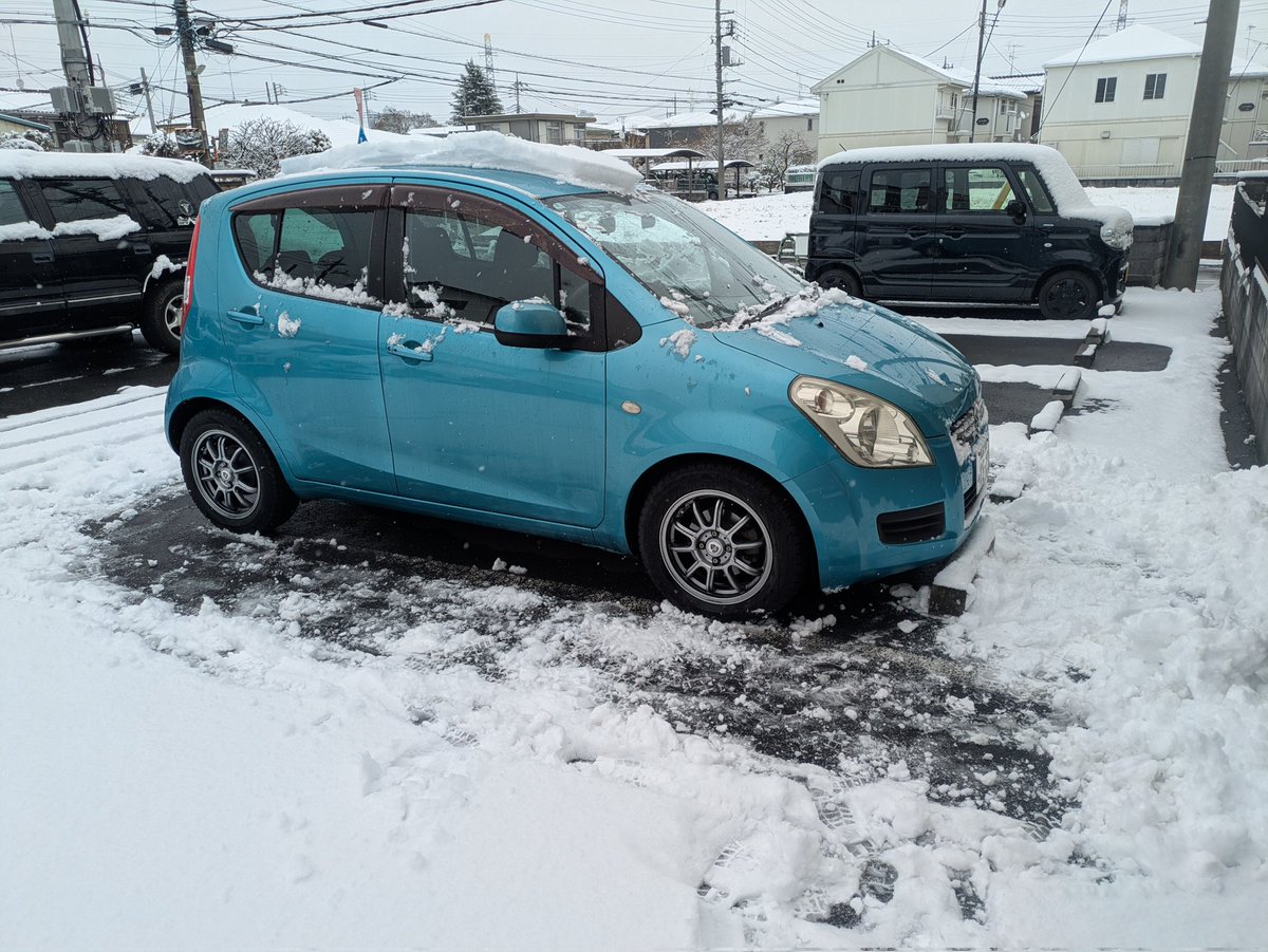 スコップでクルマまわりの雪かき。 積もりはしたけど、雪国に比べれば
