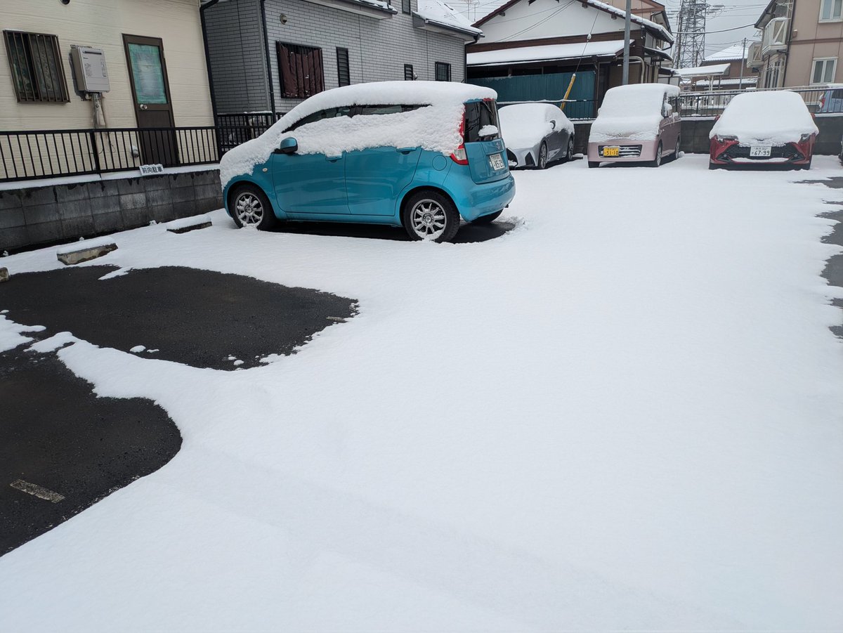 スコップでクルマまわりの雪かき。 積もりはしたけど、雪国に比べれば