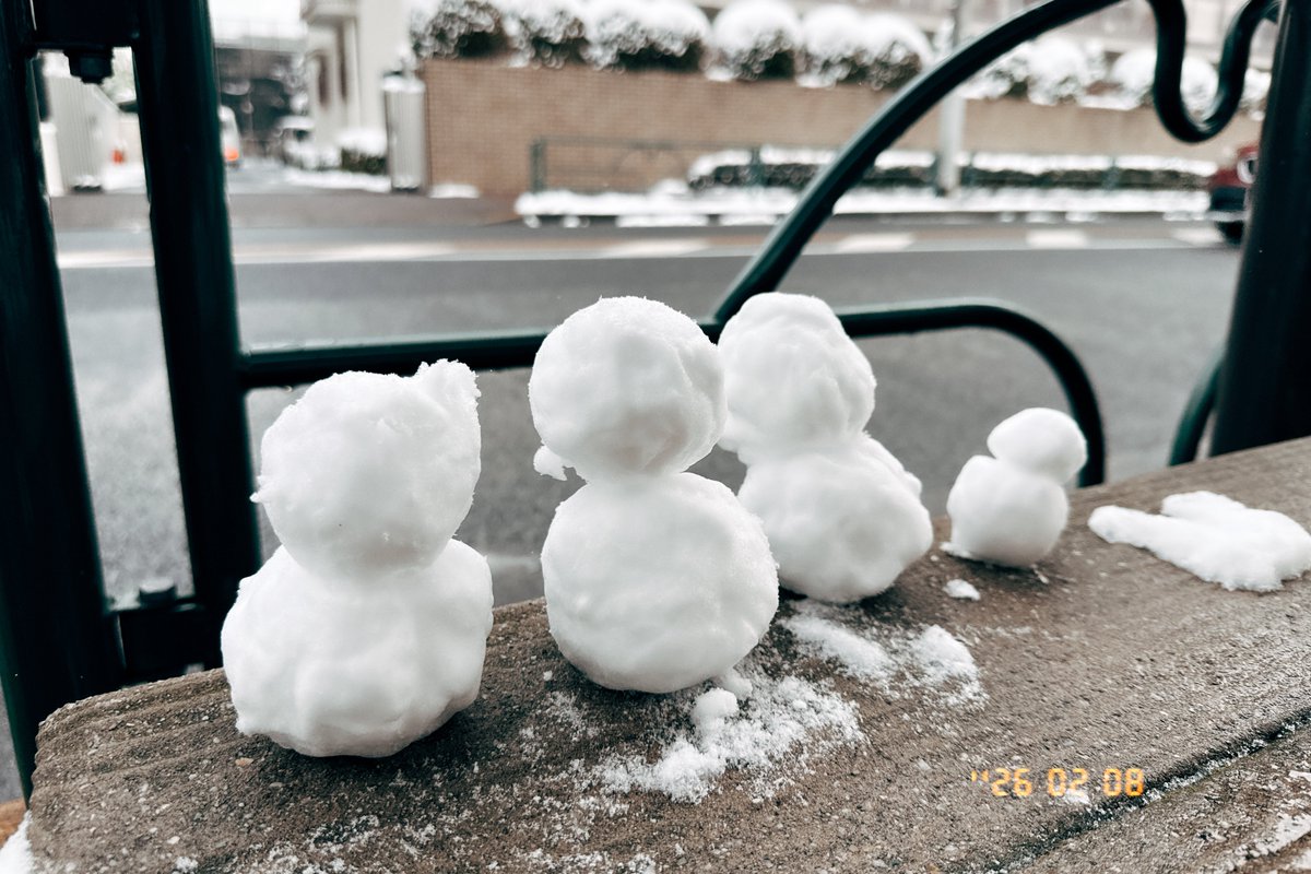 #日々 20260208
バス待ちのおやこ