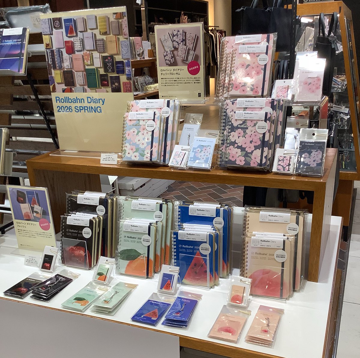 2026年3月始まりのロルバーン ダイアリーが発売開始しました。
直営店限定デザインは「チェリーブロッサム」と「フレッシュ」の2つのシリーズをご用意しています。
ぜひ店頭でご覧ください。
#ロルバーン #rollbahn #ロルバーンダイアリー