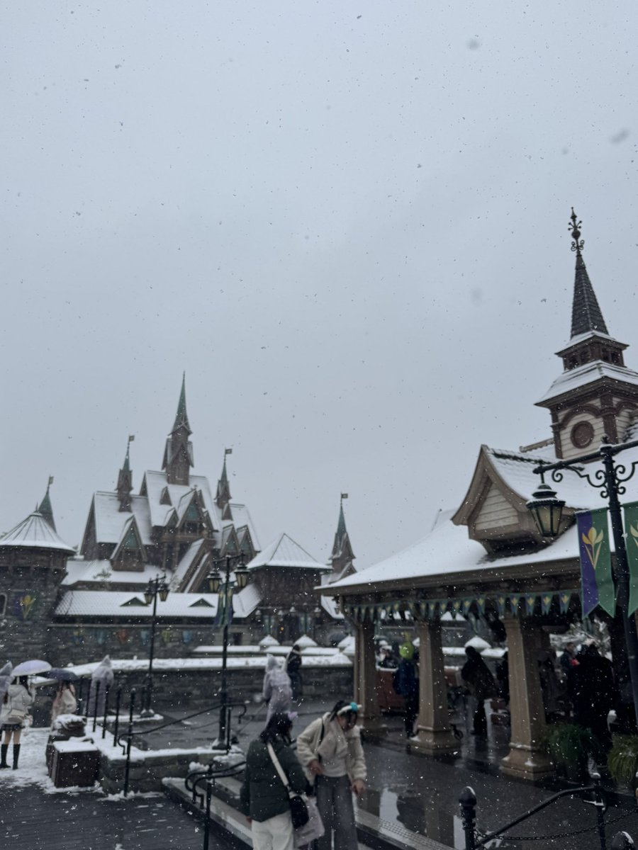 torityann_'s tweet photo. @hitomin_010126 今ディズニーシー現地ですがめちゃめちゃ吹雪で寒すぎてますよ笑
めっちゃ綺麗ですけどね😍 https://t.co/z855Wclkeh