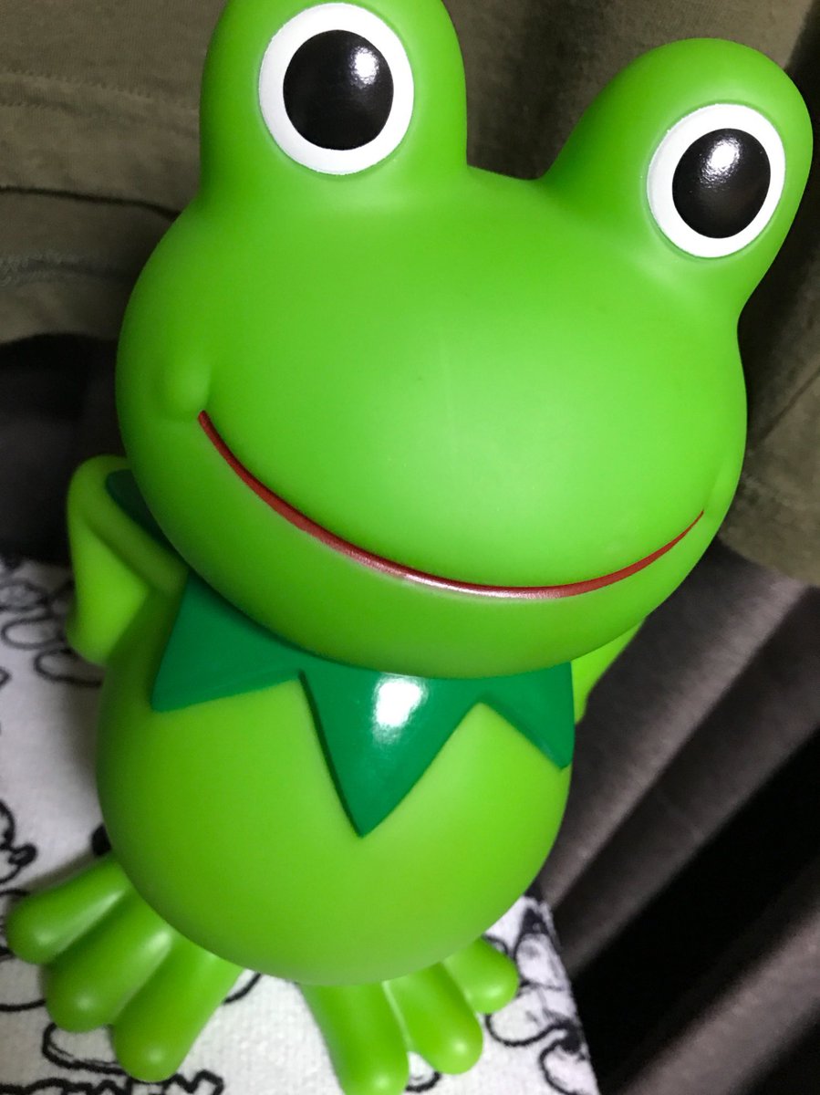 過去に販売されたケロタン貯金箱はまっすぐ見てるけどGecco版貯金箱は