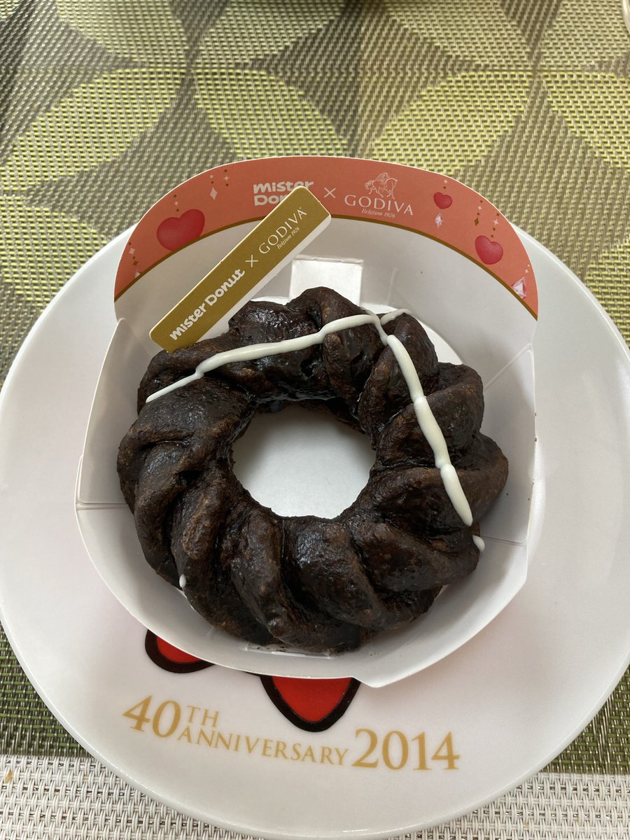 今日は朝から雪なので、家で串揚げとドーナツ🍩とお酒🍶を楽しんでます