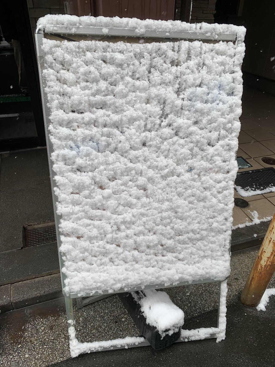 Boardgamebu's tweet photo. 雪❄️
看板こんなでしたが本日も営業しております💁‍♂️ https://t.co/7glQShfTqo