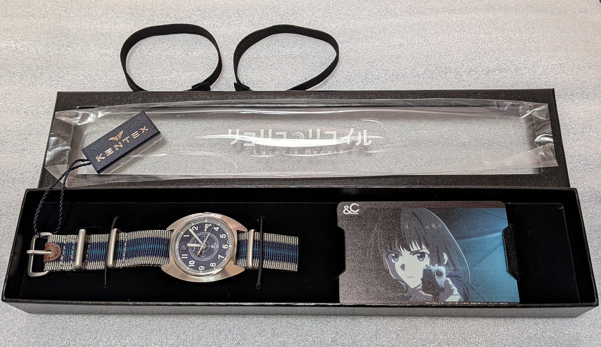 ryuhei1970's tweet image. KENTEX × リコリス・リコイル ( リコリコ ) 井ノ上たきなモデルのコラボウォッチ(300本限定)、雪の中、いつものゆうパックの方が届けてくれた〜！ケースも付属のたきなカードもおしゃれで大満足。電池交換もないとのことで大事にします！シリアルナンバーは025/300だった！
#リコリコ
#KENTEX