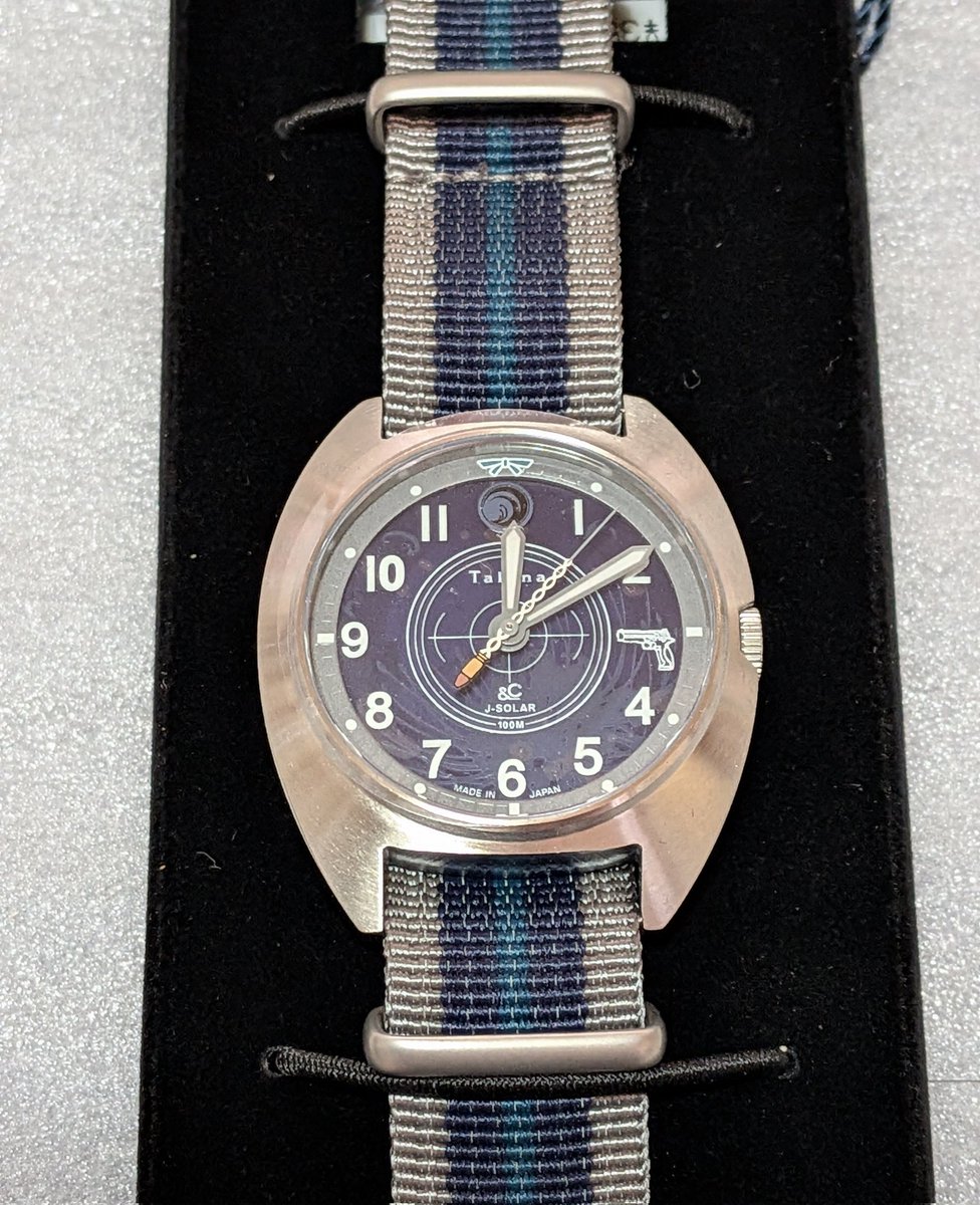 ryuhei1970's tweet image. KENTEX × リコリス・リコイル ( リコリコ ) 井ノ上たきなモデルのコラボウォッチ(300本限定)、雪の中、いつものゆうパックの方が届けてくれた〜！ケースも付属のたきなカードもおしゃれで大満足。電池交換もないとのことで大事にします！シリアルナンバーは025/300だった！
#リコリコ
#KENTEX