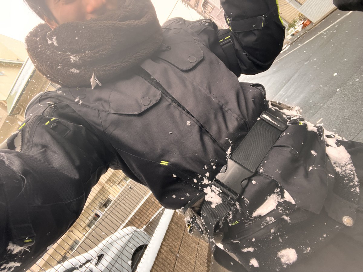 生徒達と雪合戦しよる