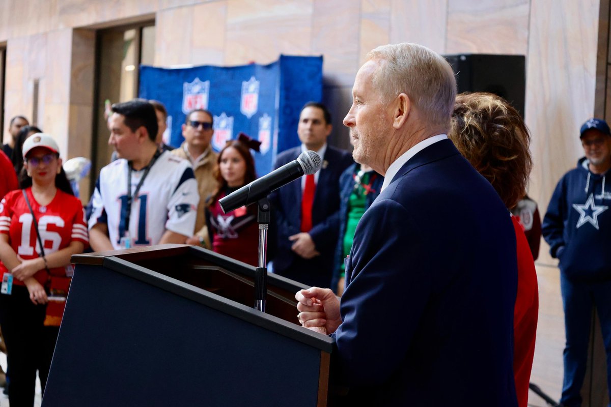 USAmbMex's tweet photo. Iniciamos el fin de semana del Super Bowl en la Embajada, celebrando con el Trofeo Vince Lombardi y las playeras de nuestros equipos favoritos. El fútbol americano 🏈 nos une, y no es casualidad que 🇲🇽 sea el país con más aficionados a la @nflmx fuera de 🇺🇸. El deporte conecta a nuestros dos países a través de la pasión, el trabajo en equipo y la convivencia. #SuperBowl