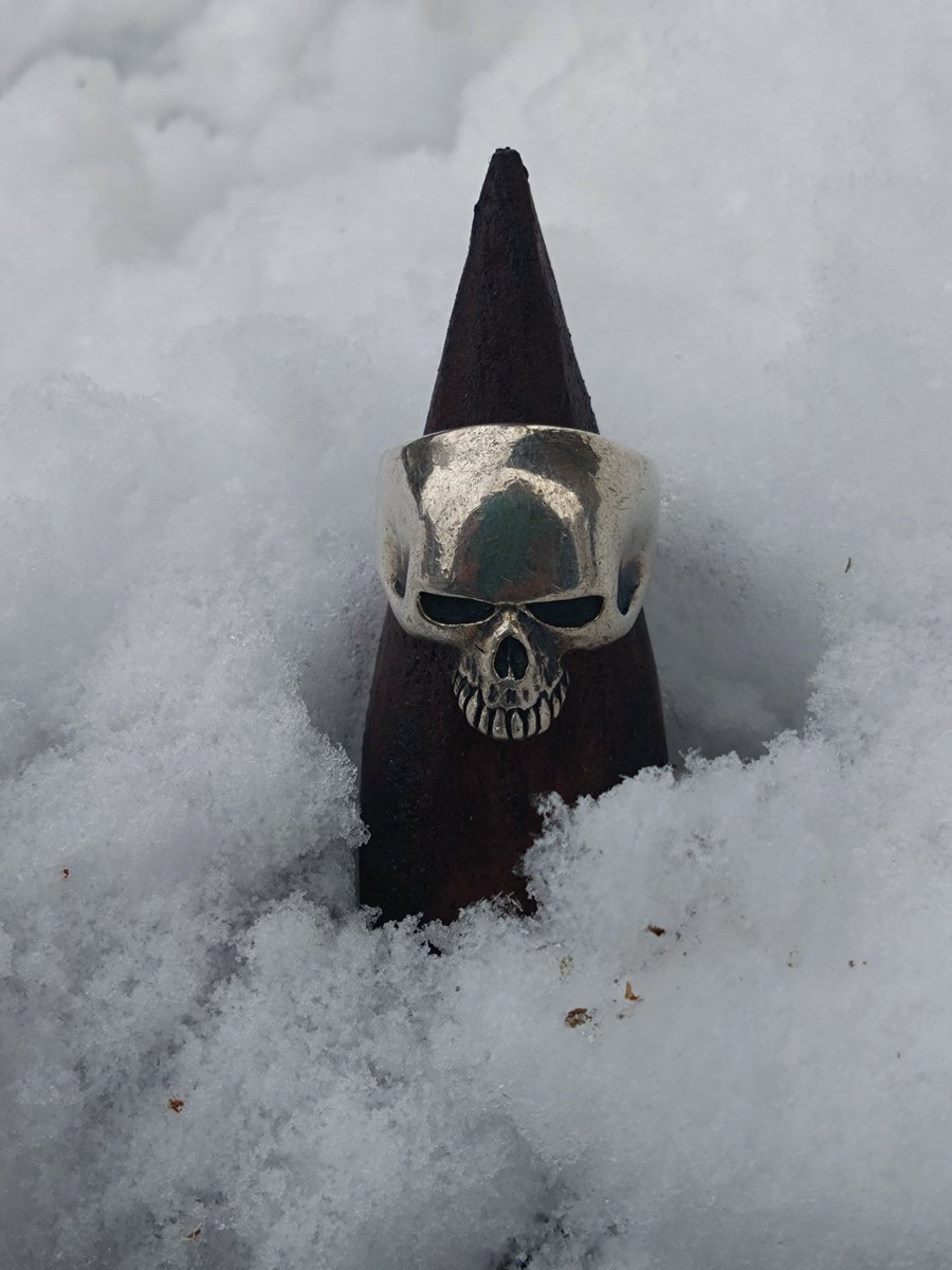 ashimichi69's tweet image. スカルも白銀の景色に映えますな🤔
そう思うのは俺だけかぁ🤭
#Crazypig
#Silverbox